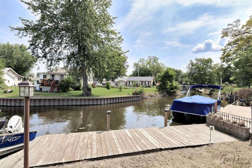 Chain O Lakes Nautical 4Bed 3Bath Waterfront With Bonus Room, Large Deck And Hot Tub Fox Lake 외부 사진