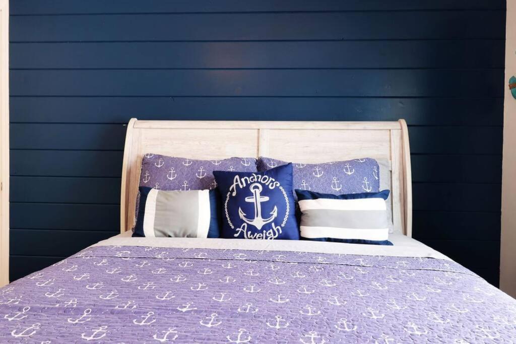 Chain O Lakes Nautical 4Bed 3Bath Waterfront With Bonus Room, Large Deck And Hot Tub Fox Lake 외부 사진