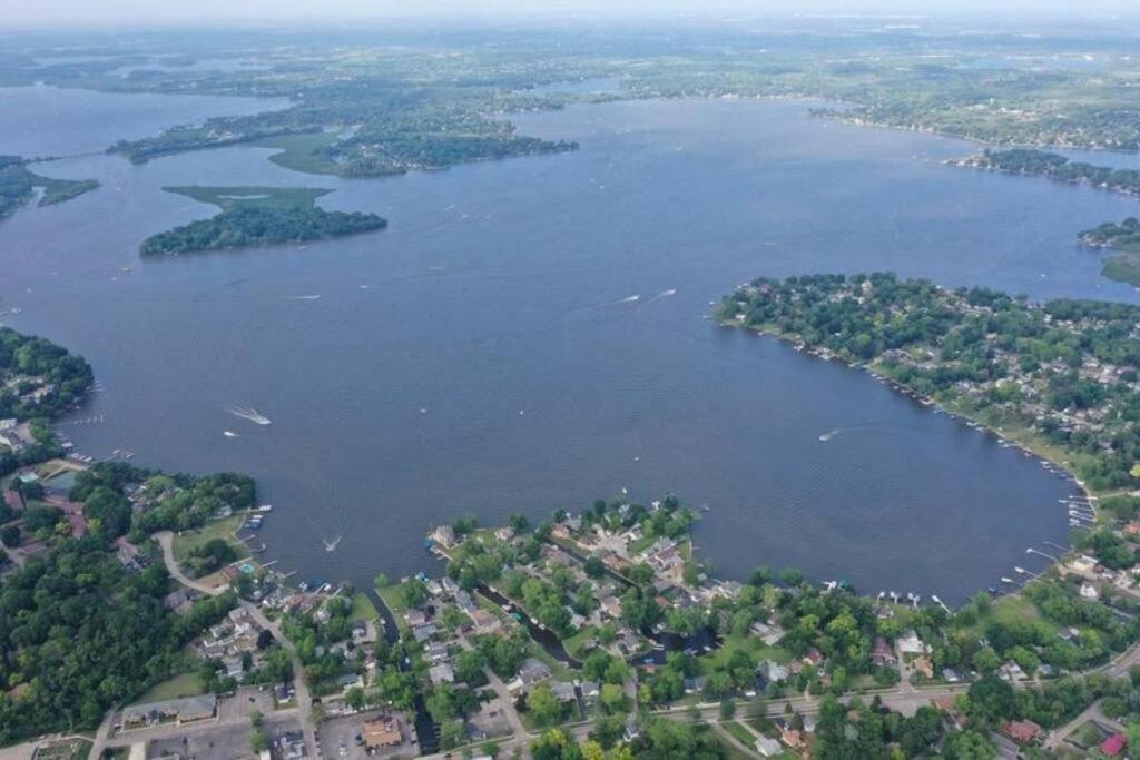 Chain O Lakes Nautical 4Bed 3Bath Waterfront With Bonus Room, Large Deck And Hot Tub Fox Lake 외부 사진