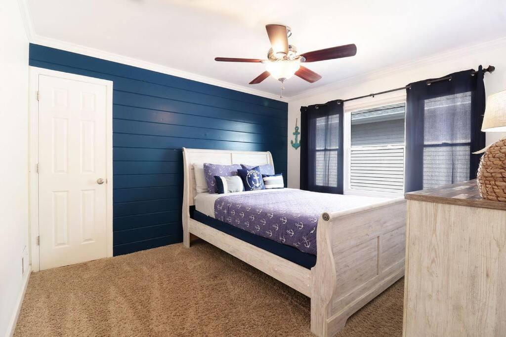 Chain O Lakes Nautical 4Bed 3Bath Waterfront With Bonus Room, Large Deck And Hot Tub Fox Lake 외부 사진