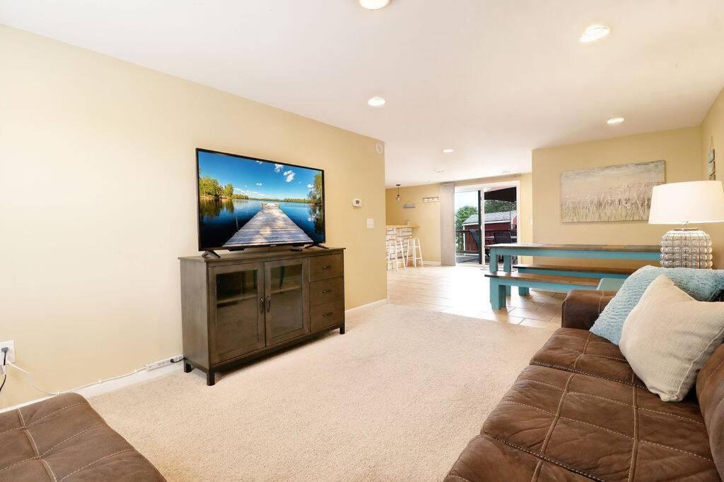 Chain O Lakes Nautical 4Bed 3Bath Waterfront With Bonus Room, Large Deck And Hot Tub Fox Lake 외부 사진