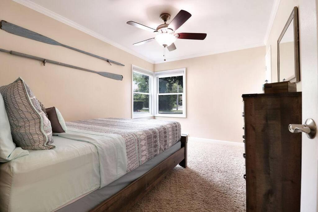 Chain O Lakes Nautical 4Bed 3Bath Waterfront With Bonus Room, Large Deck And Hot Tub Fox Lake 외부 사진
